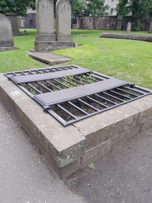 Mortsafe in Greyfriars Kirkyard